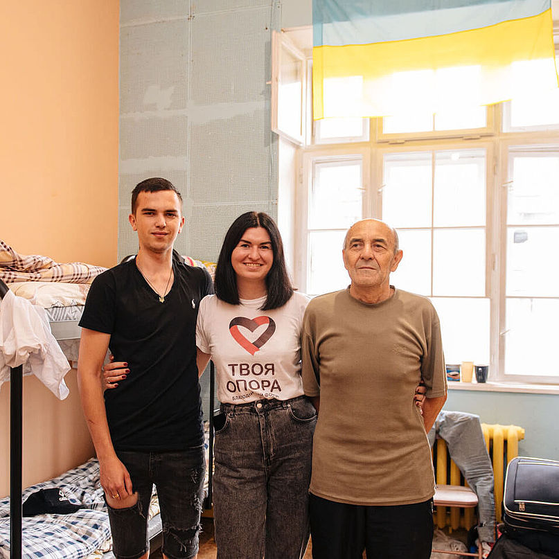 Vanya, Victoria und Victor in einer Notunterkunft in der Ukraine.