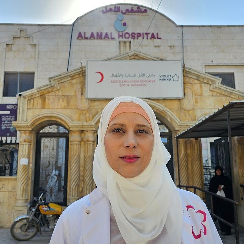 Dr. Gehna vor dem Eingang des Al-Amal Krankenhauses Dr. Gehna vor dem Eingang des Al-Amal Krankenhauses.