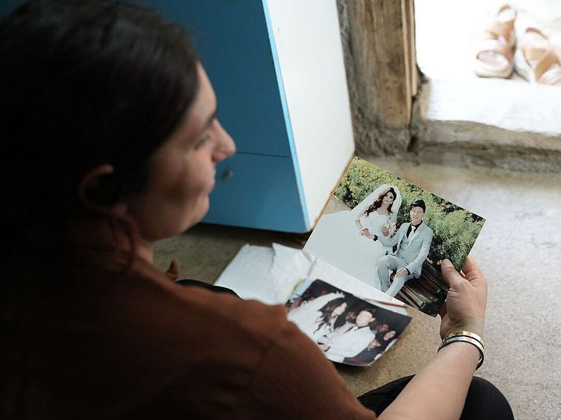 Marwa zeigt Hochzeitsbilder. Marwa zeigt Bilder von ihrer Hochzeit.