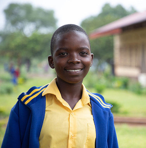 Die 12-jährige Shylet in der Schuluniform ihrer Schule in Simbabwe.