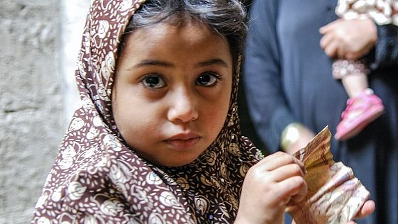 Ein Mädchen im Jemen hält Geldscheine in ihren Händen.