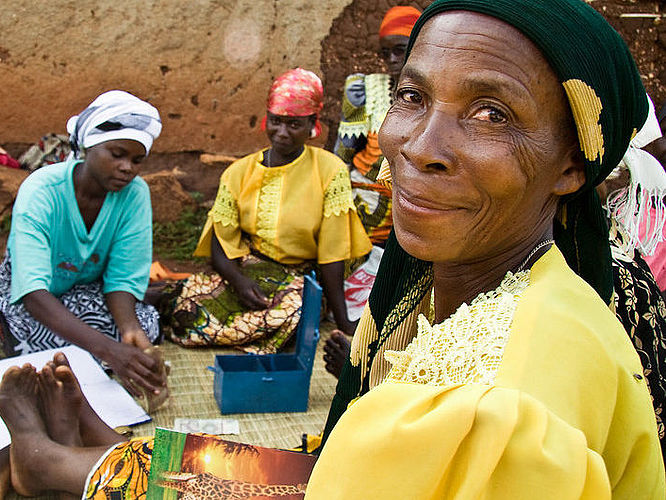 Teilnehmerinnen einer CARE-Spargruppe Eine Teilnehmerin einer CARE-Spargruppe in Burundi, im Hintergrund sind andere Teilnehmerinnen zu sehen
