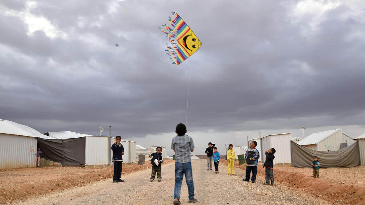 Geflüchtete Kinder in Jordanien lassen einen Drachen fliegen.
