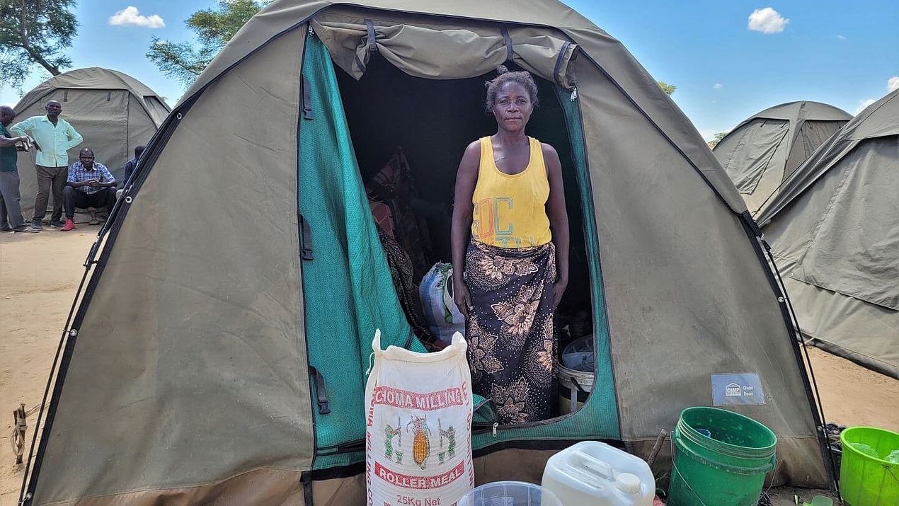 Eine Frau im Flüchtlingscamp blickt aus ihrem Zelt.