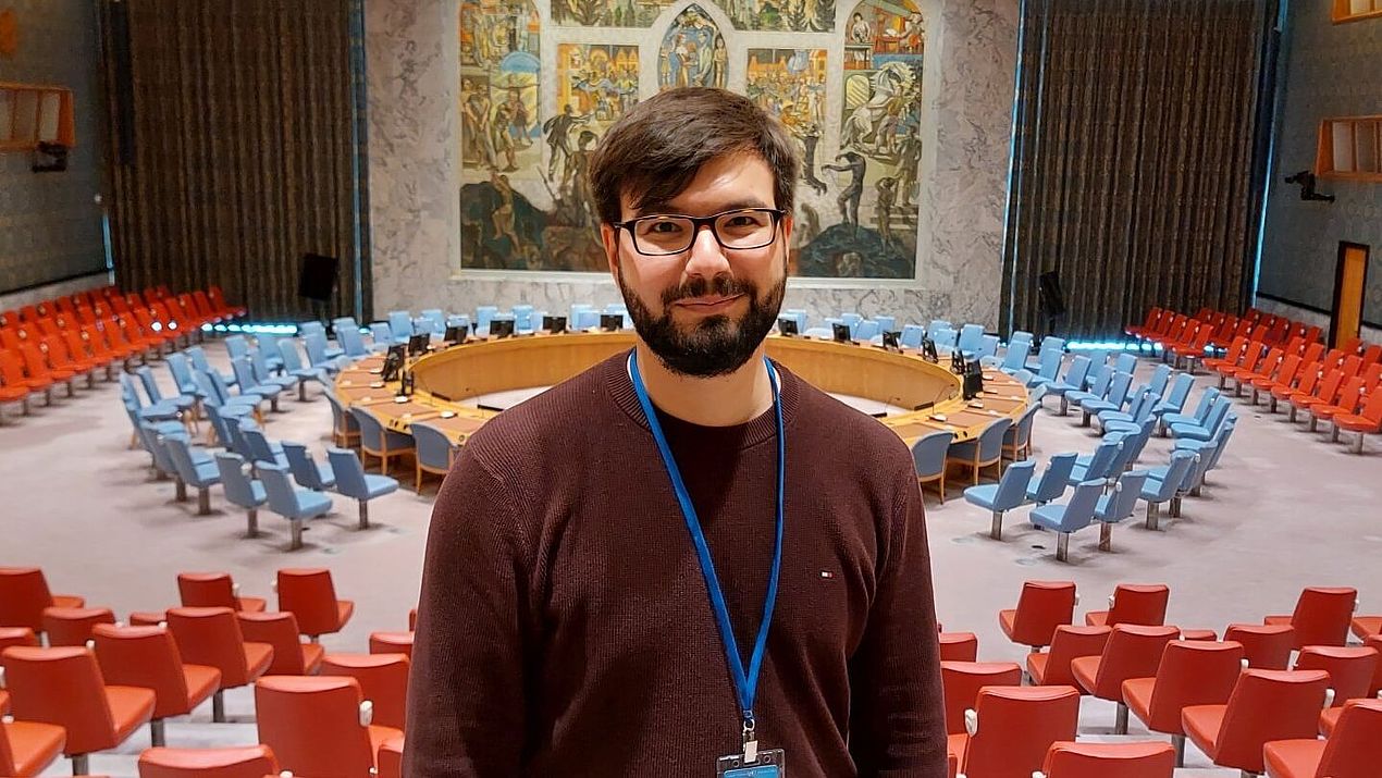 Mann steht im Sicherheitsrat, von vorne fotografiert.