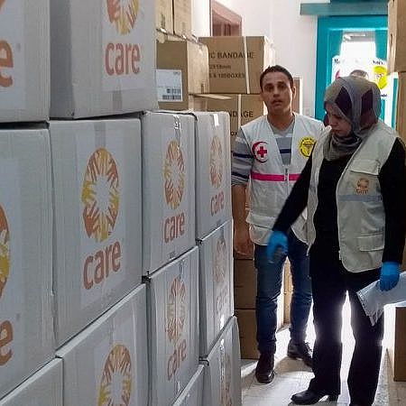 CARE-Helferinnen und -Helfer in Gaza begutachten Hilfsgüter. CARE stellt sich der Ausbreitung des Coronavirus entgegen. Foto: CARE/Najwan Halabi