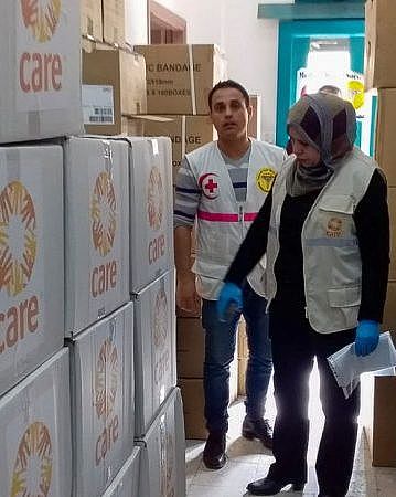 CARE-Helferinnen und -Helfer in Gaza begutachten Hilfsgüter. CARE stellt sich der Ausbreitung des Coronavirus entgegen. Foto: CARE/Najwan Halabi