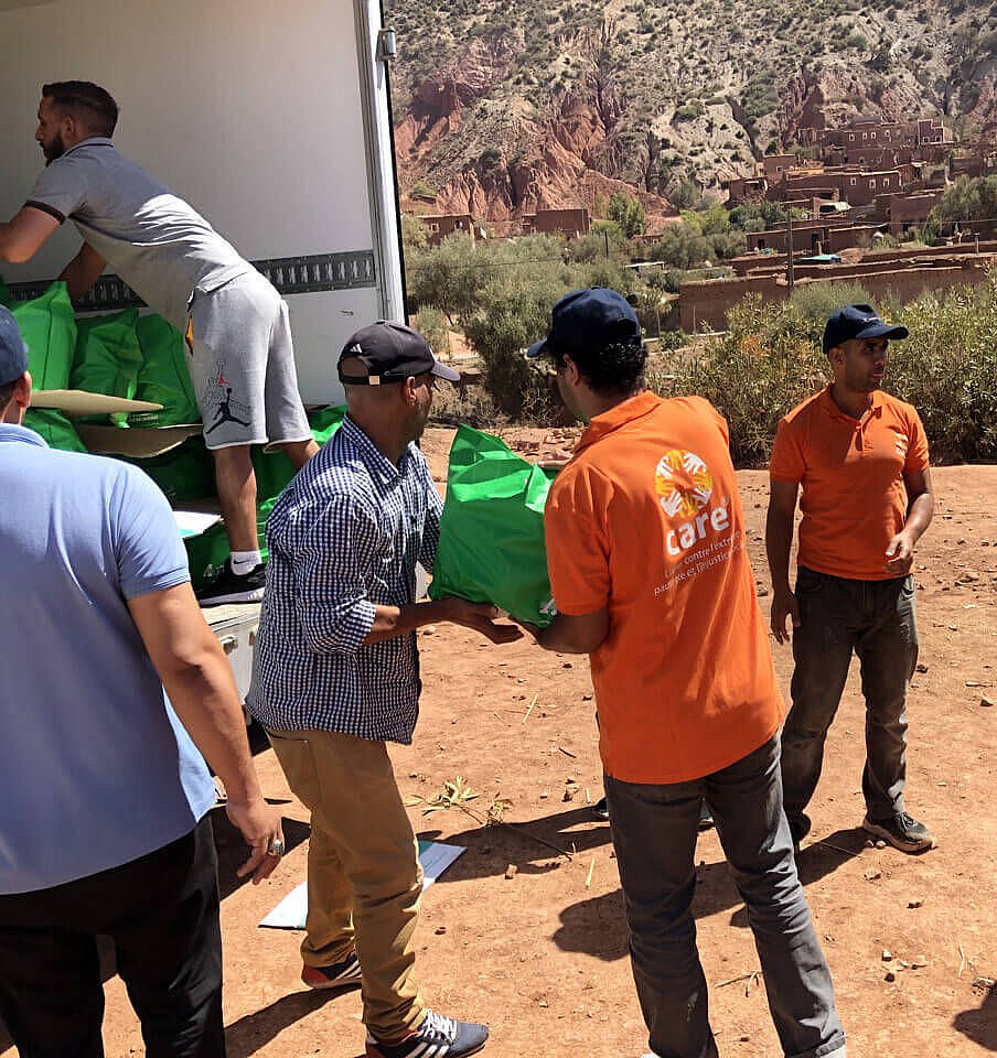 CARE Helfer:innen entladen einen Transporter voller Hilfsgüter für die Betroffenen der Erdbeben in Marokko.