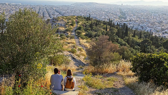 Ein Pärchen sitzt auf einem Hügel nahe der Akropolis. Leila hofft, ihr geht es eines Tages genauso.