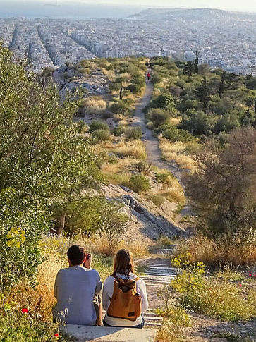 Ein Pärchen sitzt auf einem Hügel nahe der Akropolis. Leila hofft, ihr geht es eines Tages genauso.