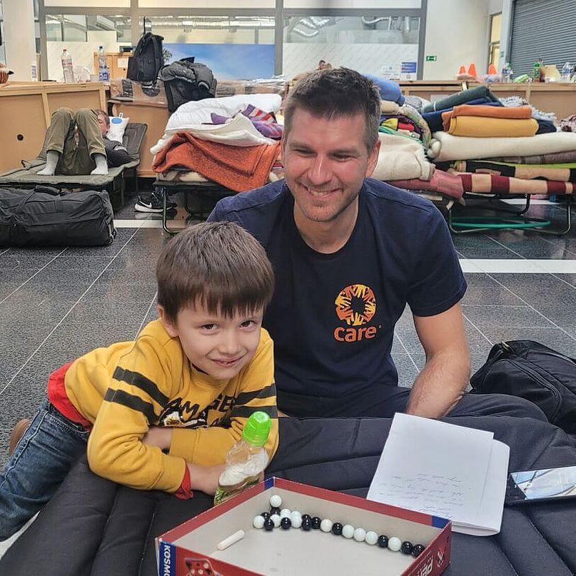 CARE-Helfer Stefan Brand mit geflüchtetem ukrainischen Kind. care-polen-helfer-stefan-mit-kind