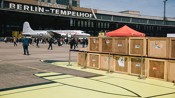 CARE-Pakete auf dem Vorfeld des Flughafens Tempelhof.