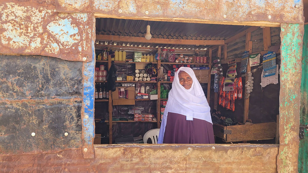 Ardo aus Somalia blickt durch ihr Ladenfenster.