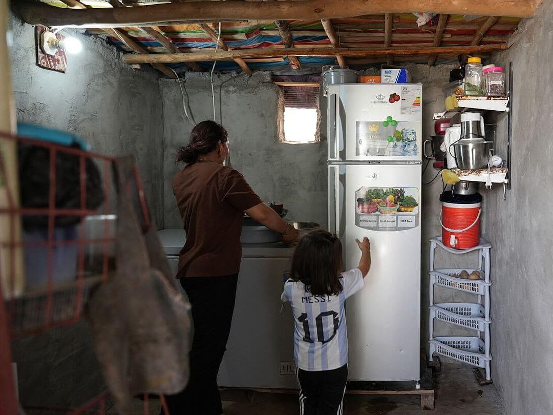 Marwa in ihrem Zuhause Marwa und ihre Tochter in ihrem Zuhause