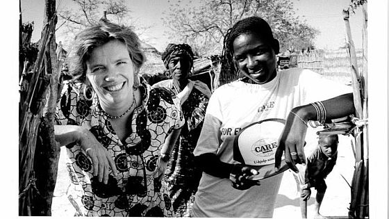 Schwarz-Weiß-Foto: CARE-Mitarbeiterin Moira Eknes mit Frauen im Niger.