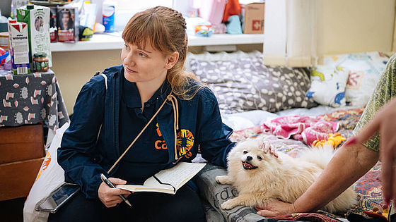 Sarah Easter streichelt einen Hund in einer Notunterkunft in der Ukraine.
