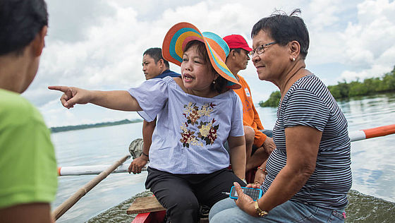 Minet fährt zusammen mit Fischern aufs Meer und erklärt ihnen, wie sie das Klima besser schützen können.