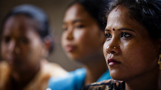 Portrait von drei Nepalesinnen im CARE-Projekt zur Stärkung von Frauenrechten