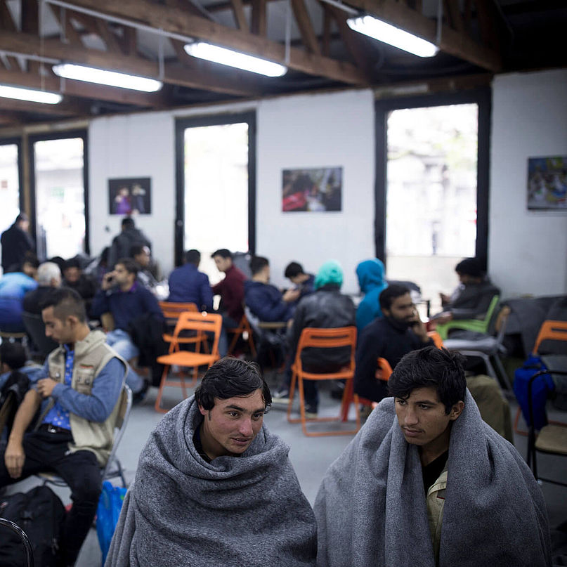 Männer in einem Flüchtlingszentrum in Belgrad, Serbien