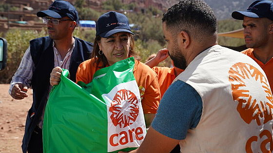 CARE-Helfer:innen mit Hygiene-CARE-Paket für die Betroffenen des Erdbebens in Marokko