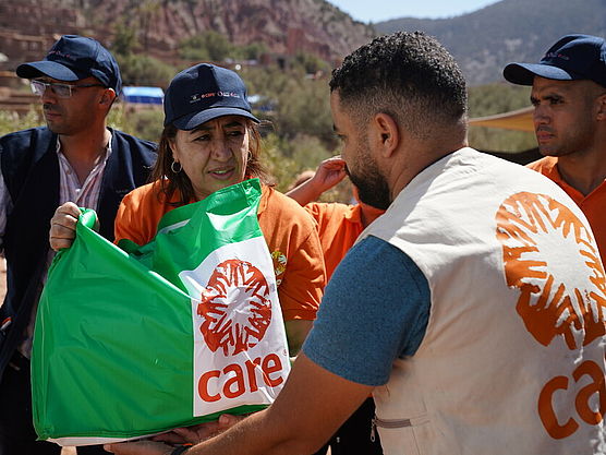 Helfer:innen mit CARE-Paket CARE-Helfer:innen mit Hygiene-CARE-Paket für die Betroffenen des Erdbebens in Marokko