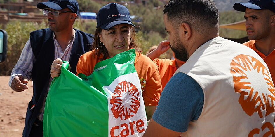 CARE-Helfer:innen mit Hygiene-CARE-Paket für die Betroffenen des Erdbebens in Marokko