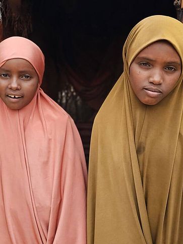 Die Schwestern Sumaya und Halima blicken in die Kamera.