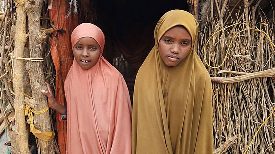 Die Schwestern Sumaya und Halima blicken in die Kamera.
