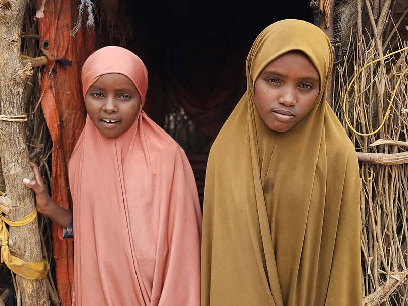 Sumaya und Halima blicken in die Kamera Die Schwestern Sumaya und Halima blicken in die Kamera.
