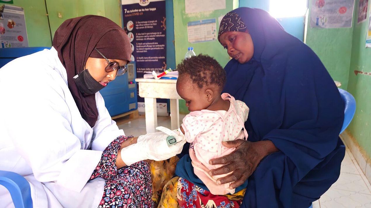 Aisha und Shukri in Gesundheitszentrum Aisha und ihre Tochter Shukri in einem CARE-Gesundheitszentrum.