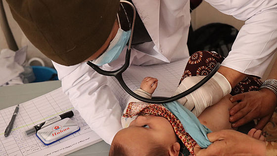 Ein Arzt untersucht ein Kind in Afghanistan