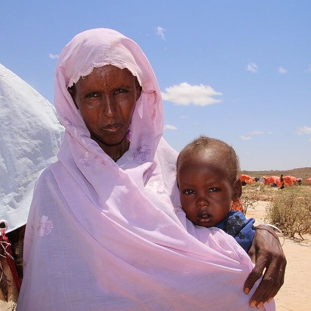 Die dreißigjährige Leila aus Somalia hält ihren jüngsten Sohnauf dem Arm