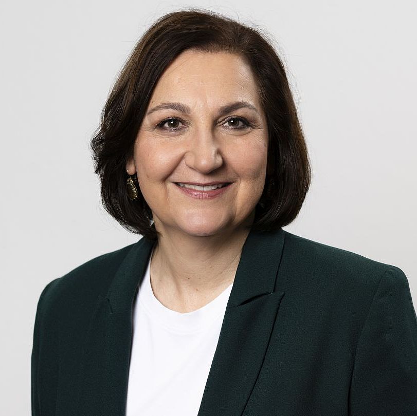 Ein Portrait von Alexandra Shahabeddin, Teamleitung Philanthropie & Partnerschaften. Ein Portrait von Alexandra Shahabeddin, Teamleitung Philanthropie & Partnerschaften.