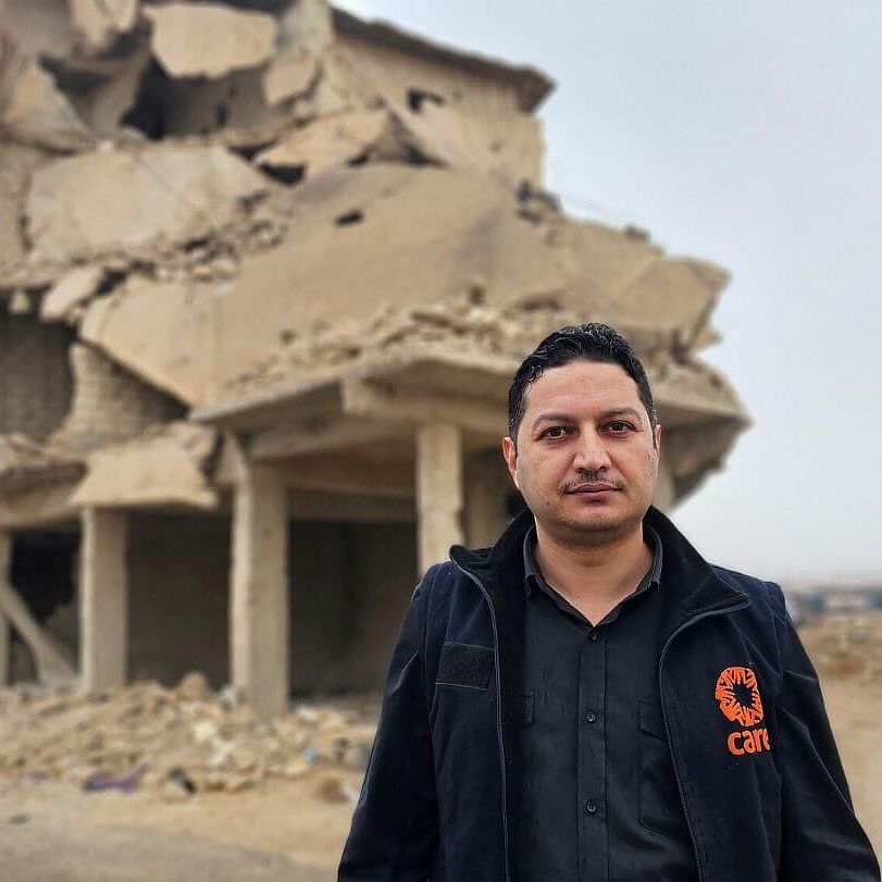 Khalil steht vor einer Ruine Khalil steht vor einer Ruine.