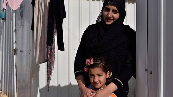 Nahed mit ihrer Tochter im Flüchtlingscamp Azraq.