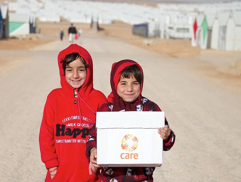 Zwei Mädchen im Flüchtlingslager in Jordanien mit CARE-Paket
