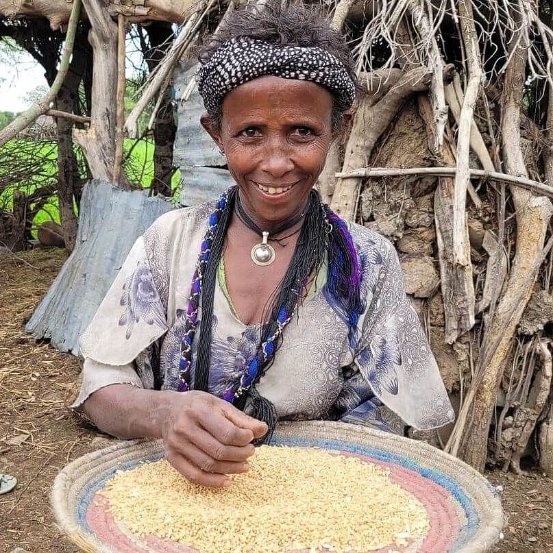Äthiopische Frau mit Schale voller Saaten 