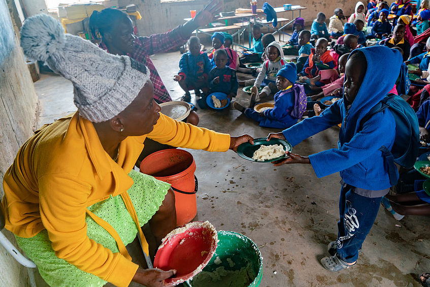 Essensausgabe an einer Schule in Simbabwe.