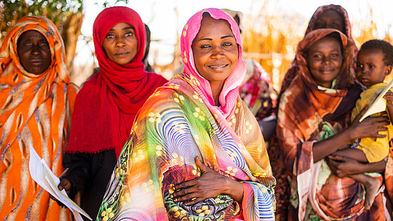 Mehrere Frauen im Sudan blicken in die Kamera