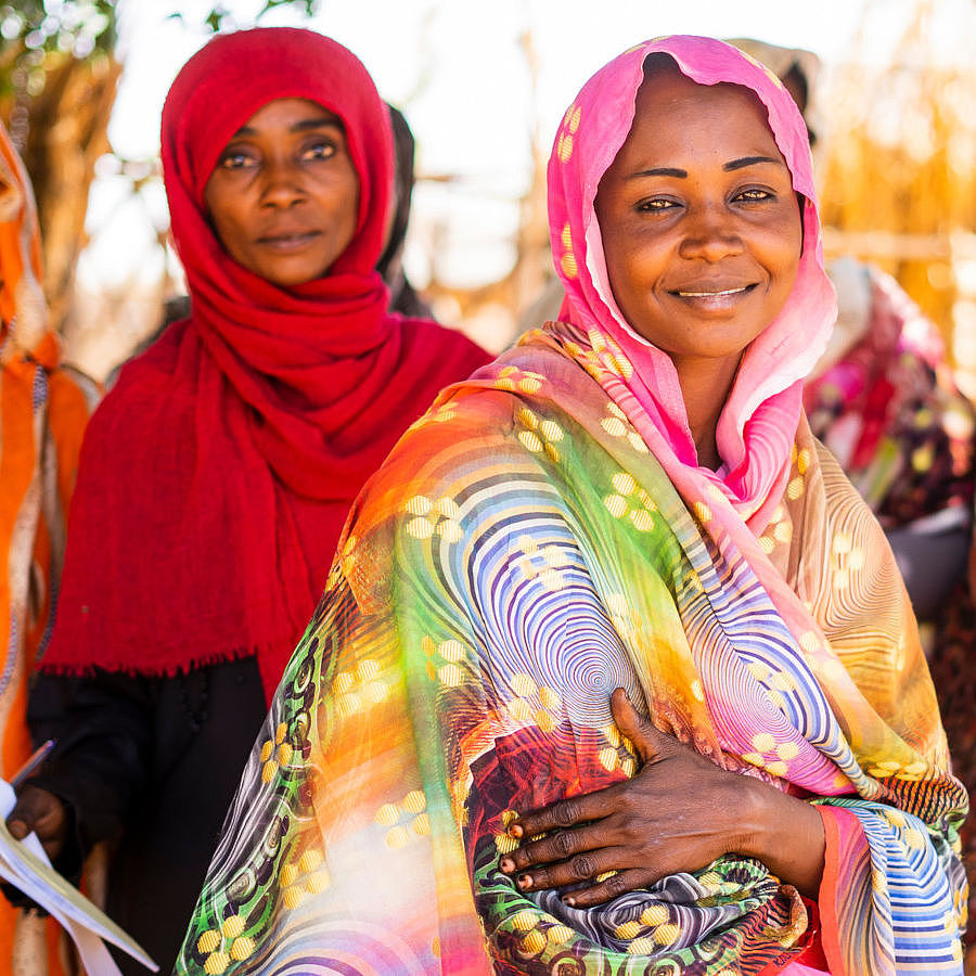 Mehrere Frauen im Sudan blicken in die Kamera