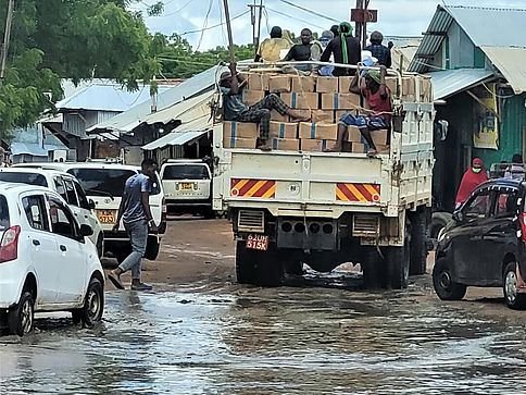 Ein Lastwagen mit Hilfsgütern fährt durch Wasser.