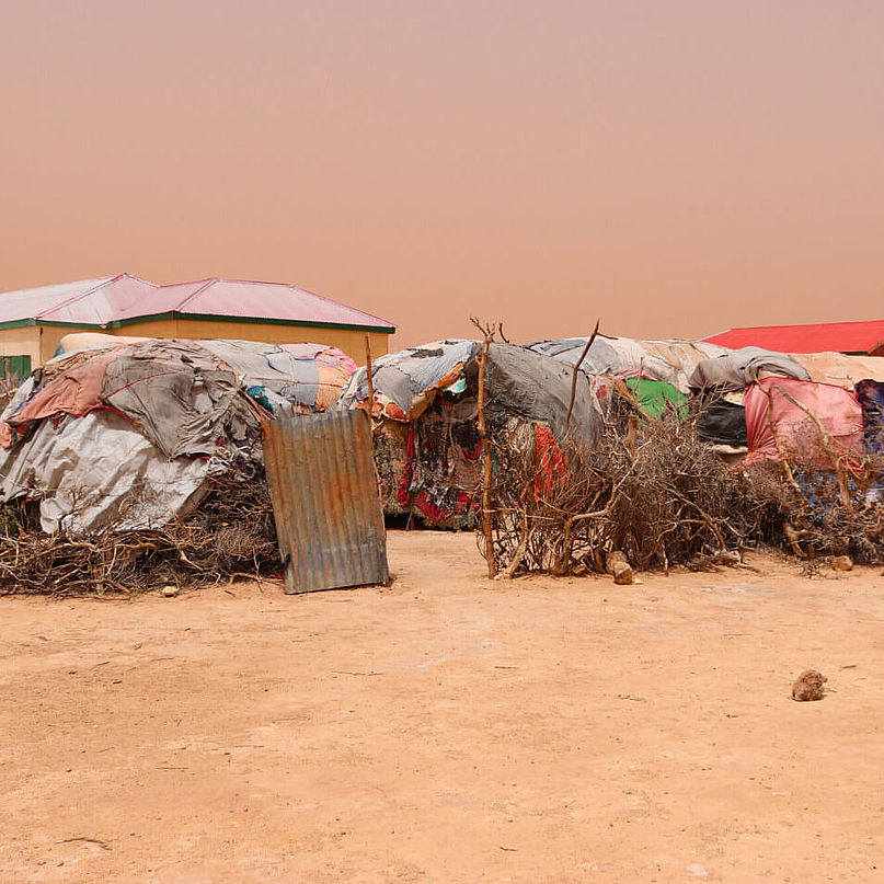 Zelte auf ausgetrocknetem Boden in Somalia.