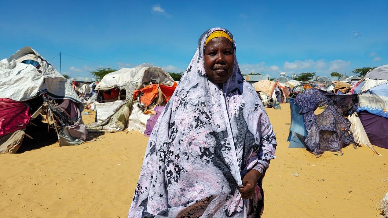 Fadumo vor Zelt Fatumo steht vor Zelten.