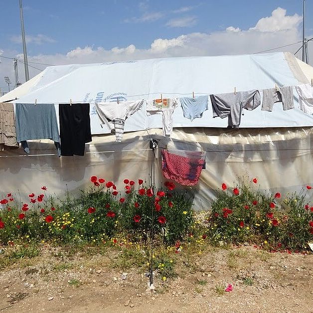 Wäschetrocken vor dem Zelt in der Flüchtlingsunterkunft. (CARE)