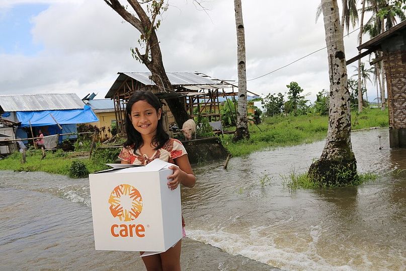 Mädchen mit einem CARE-Paket Ein Mädchen auf den Philippinen hält ein CARE-Paket in den Händen
