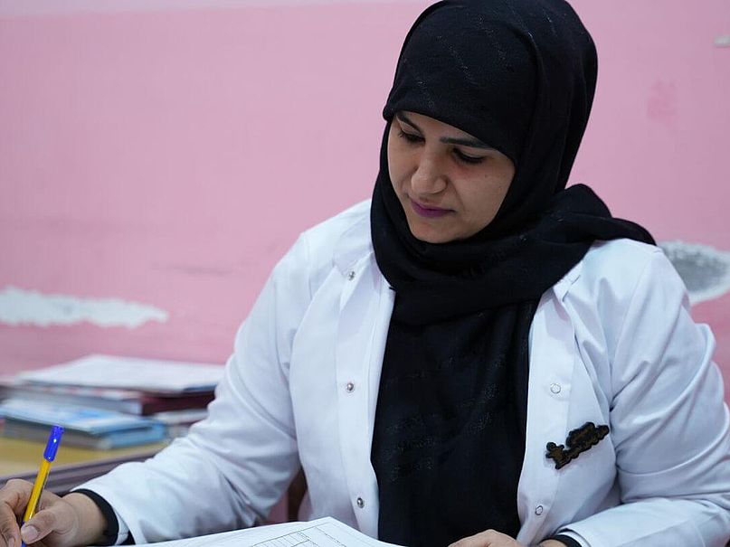 Sarah Yasin am Schreibtisch Sarah Yasin arbeitet an ihrem Schreibtisch