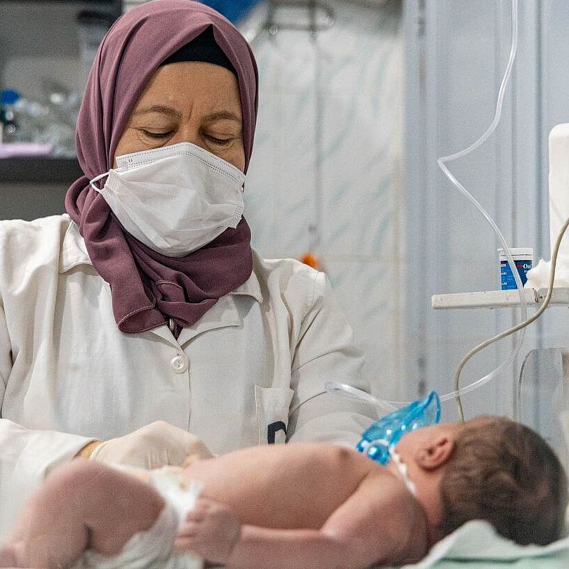 Samah untersucht Baby Samah untersucht ein Baby.