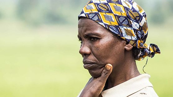 Portrait einer ernst guckenden Frau in Burundi