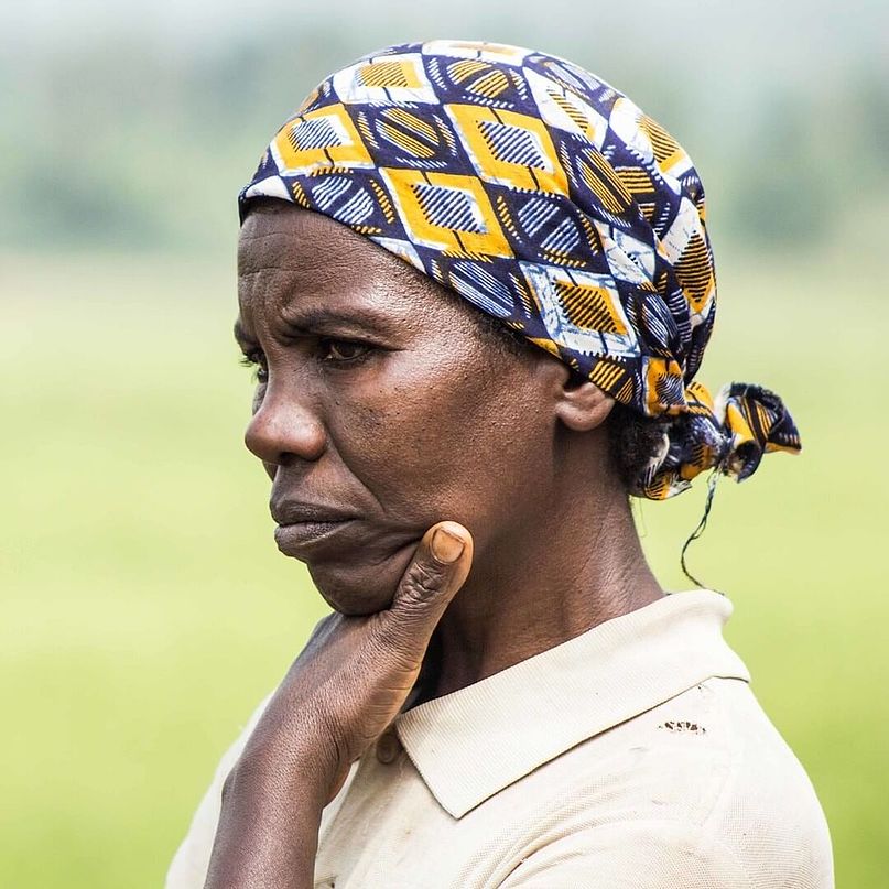 Portrait einer ernst guckenden Frau in Burundi