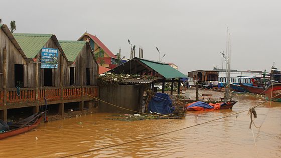 Überschwemmte Straßen und Häuser von einem vietnamesischen Dorf